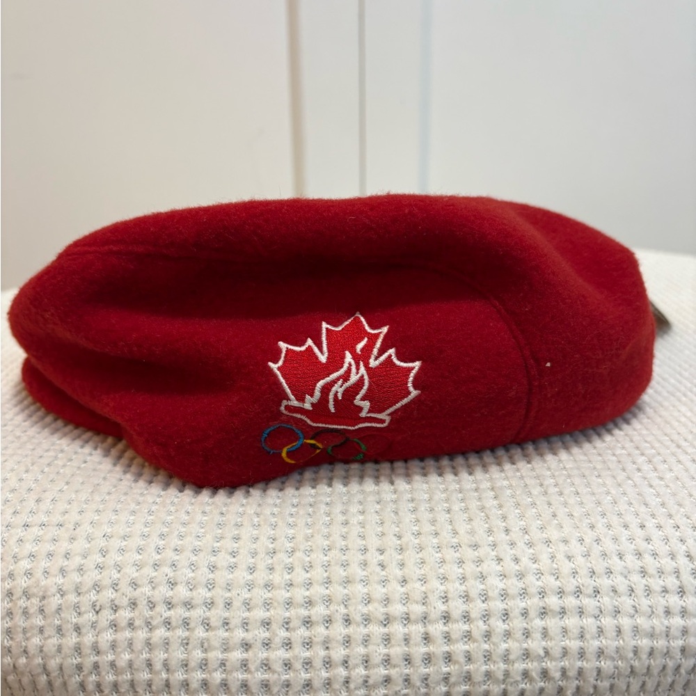 Roots Athletics NWT Flat Cap Canada Olympics Hat Mens Red Cabbie NEW Med 2002